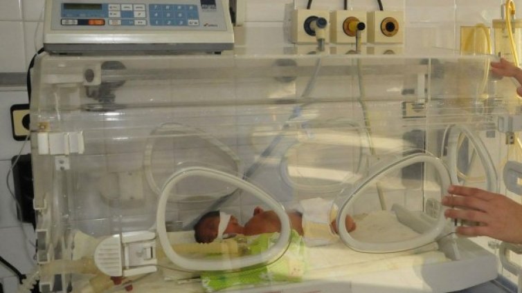 Почина 700-грамовото бебе, родено в снежния капан