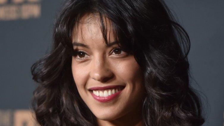 Знойна мексиканка става момиче на Бонд