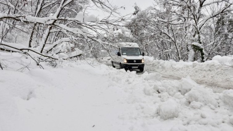 Вертолети превозиха родилка и тежко болна жена през преспите