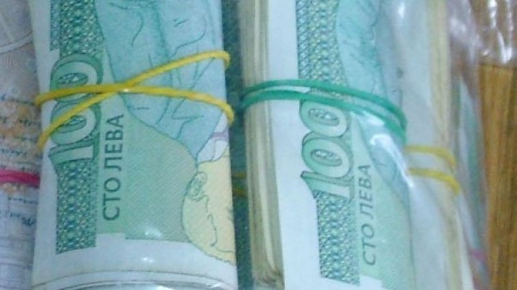 Дядо брои 1000 лева на телефонен измамник във Враца