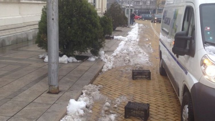 Депутати вардят с щайги паркоместа пред НС