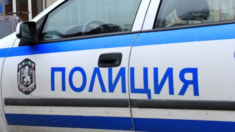 Закопчаха шестима, измъкнали стотици метри кабели