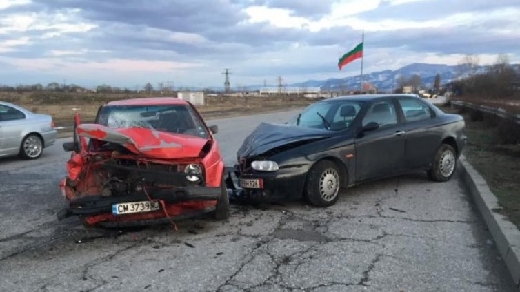 Заради обратен завой - трима в болница