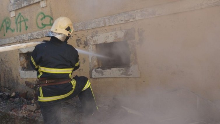 Мъж загина при палеж на къщата му в Ямболско