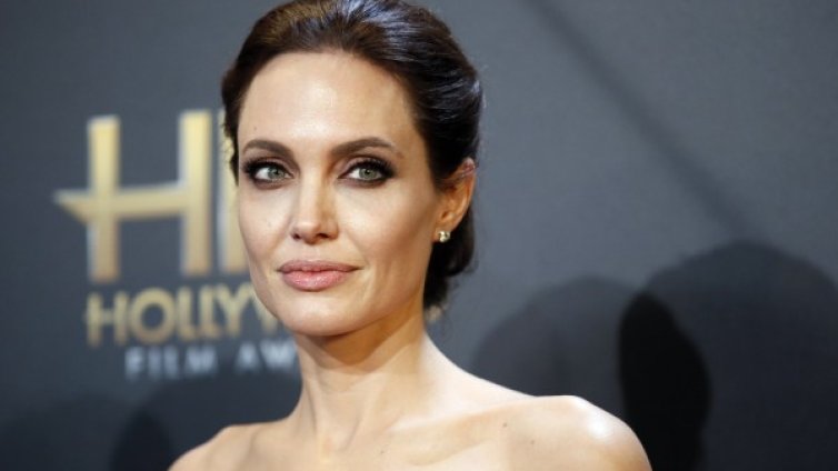 Анджелина Джоли отстрани и яйчниците си