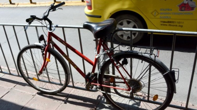 Велосипедист почина на място, отнесен от автомобил