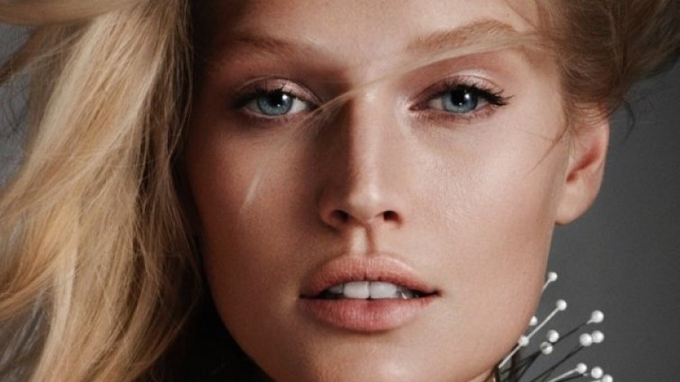 Бившата на Леонардо ди Каприо в арт фотосесия