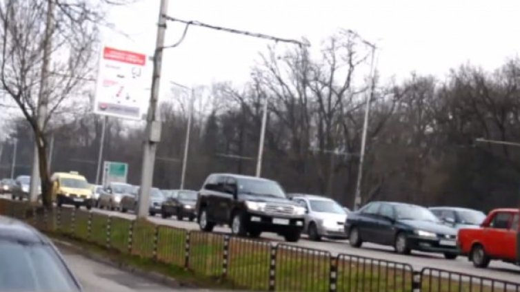 Експериментът в Dnes.bg: 35 шофьори "метър" в бус лентата