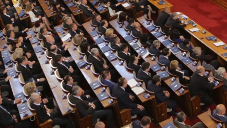 ГМО, шистов газ... Пуска ли ги властта през задния вход?