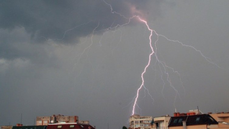 Опасно две в едно: Порои и топене на сняг!