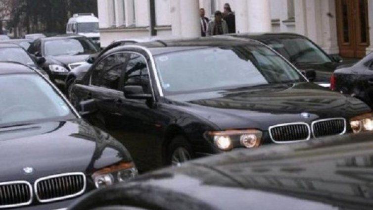 Депутатите слизат от лимузините си за вота