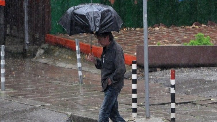 Петъчна прогноза: силни дъждове, бързо снеготопене