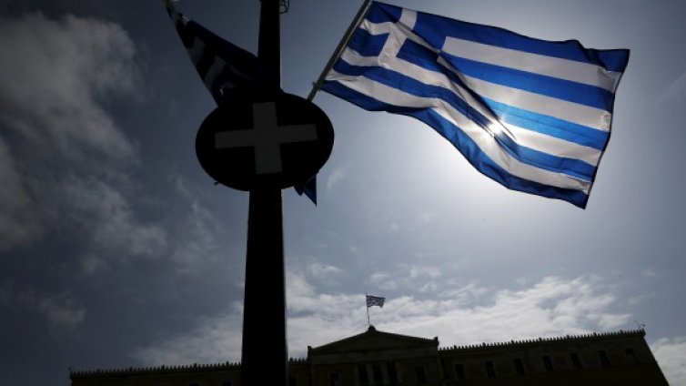Гърция плаши да спре да обслужва дълга си