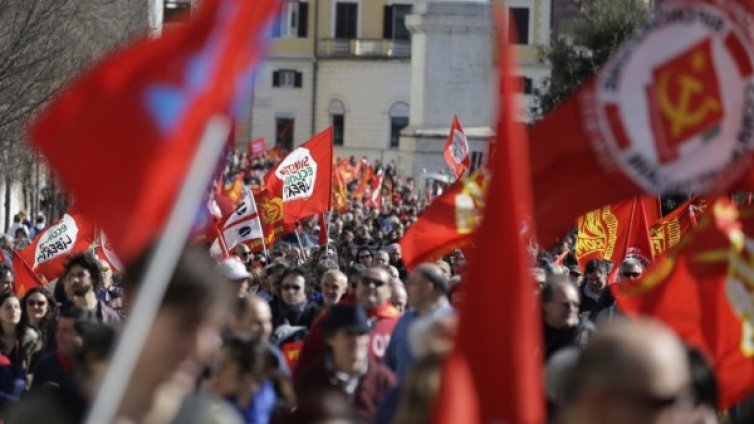 Десетки хиляди протестираха в Рим срещу реформата в трудовия сектор