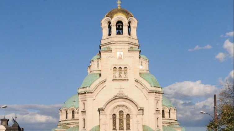 Осветени пешеходни зони около "Александър Невски"