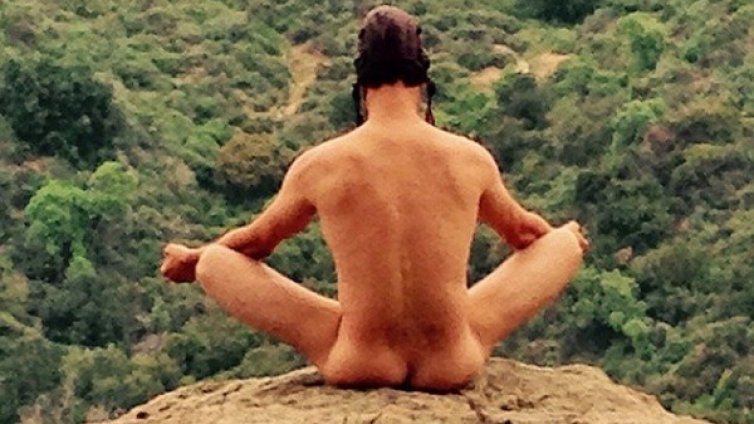 Джош Дюамел медитира гол. Гледка!