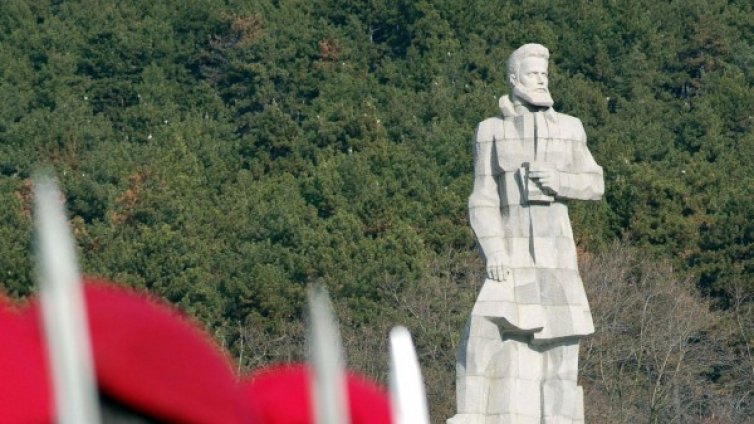 Паметникът на Ботев не е ремонтиран от строежа му