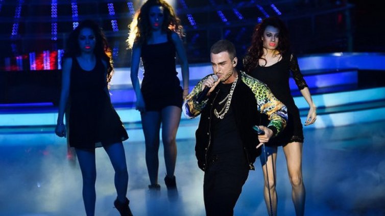 С лунна походка Азис диша прахта на Ненчо 