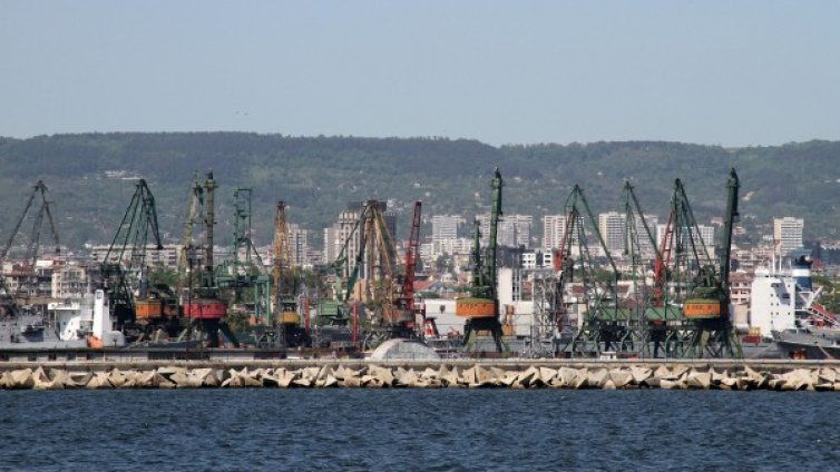 Силян вятър затвори пристанище "Варна"