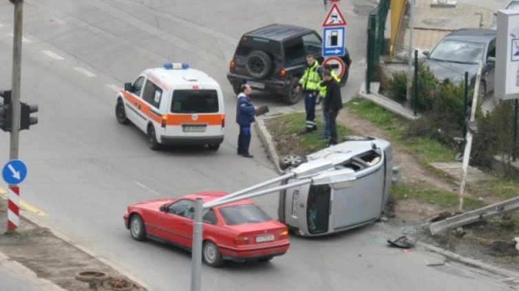 Кола се катурна зрелищно на "Брюксел"