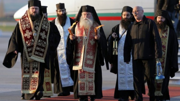 Благодатният огън вече е в България 