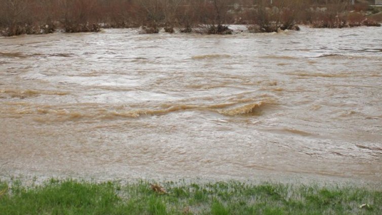 Още дирят младежа, скочил в Струма