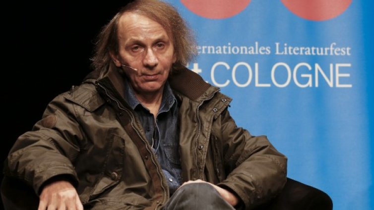 Джокондата с никаб на корицата на "Подчинение" в Унгария