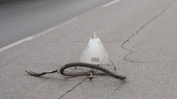 "Ауди" уби на място момченце с колело