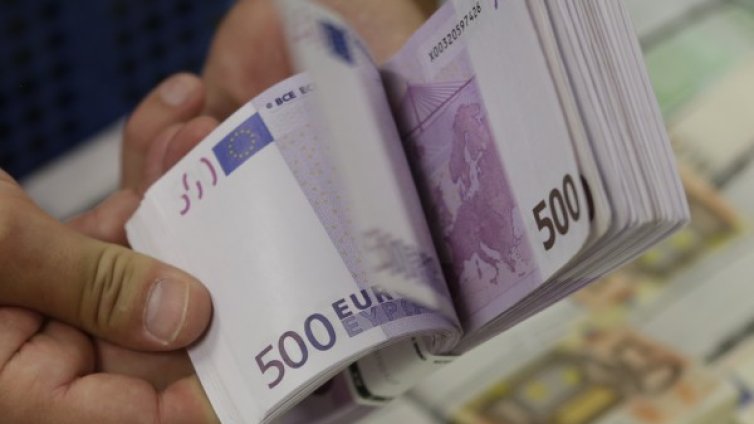 Евродепутатите с 23 000 евро за сътрудници