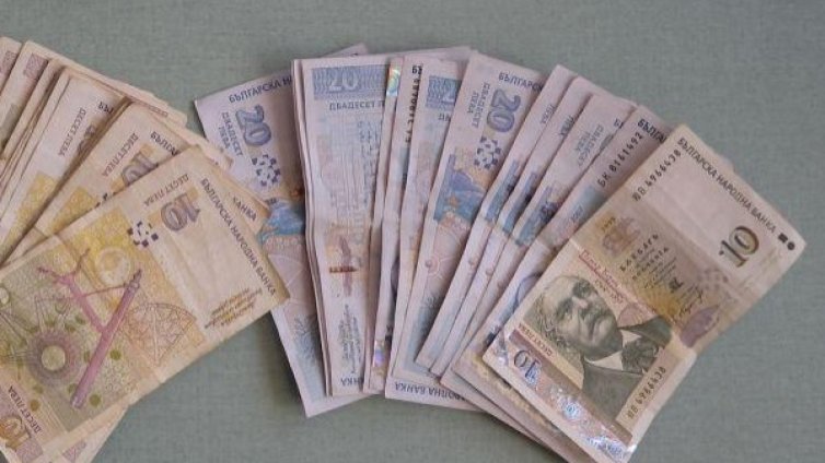 Баба предаде 2 000 лева на измамник в Бургас