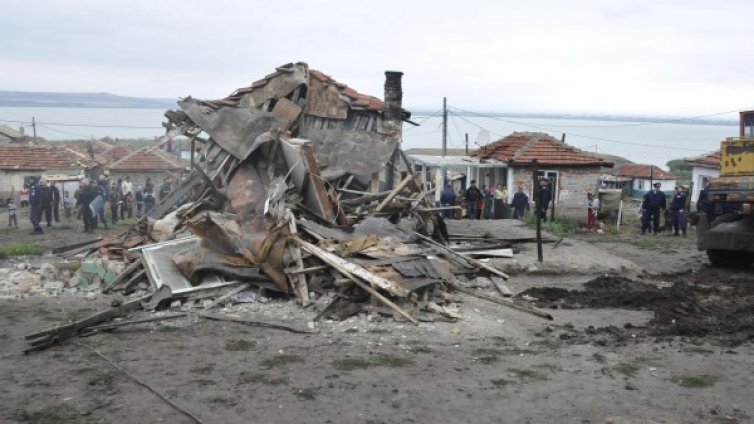 Бургаският кмет погва незаконни бараки в "Горно Езерово"