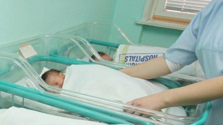 Скандална развръзка: Акушерка била с бутилка бебето