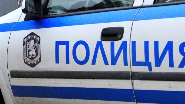 Камион се обърна в дере, 40-годишен загина