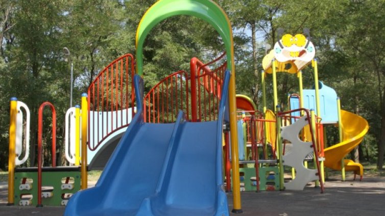 Наглост! Свиха люлки от площадка в Благоевград