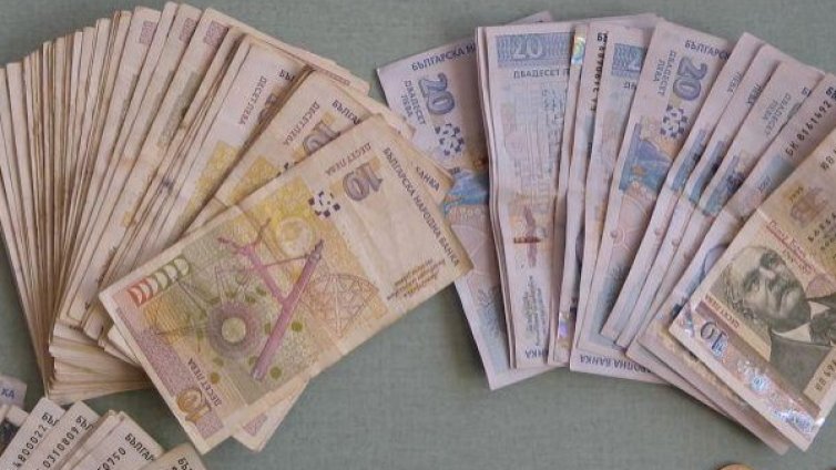 Удар: Възрастна бургазлийка даде 9 хил. на измамници