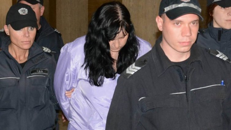 Акушерката, удряла бебето, не си спомняла инцидента