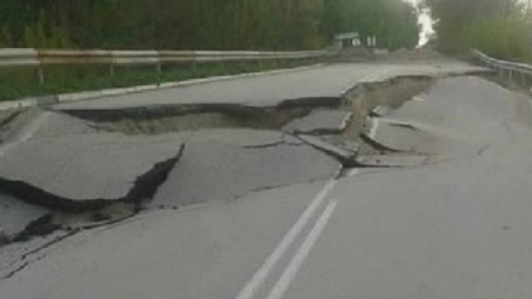 Има път, няма път! Огромна цепнатина на пътя за Кула