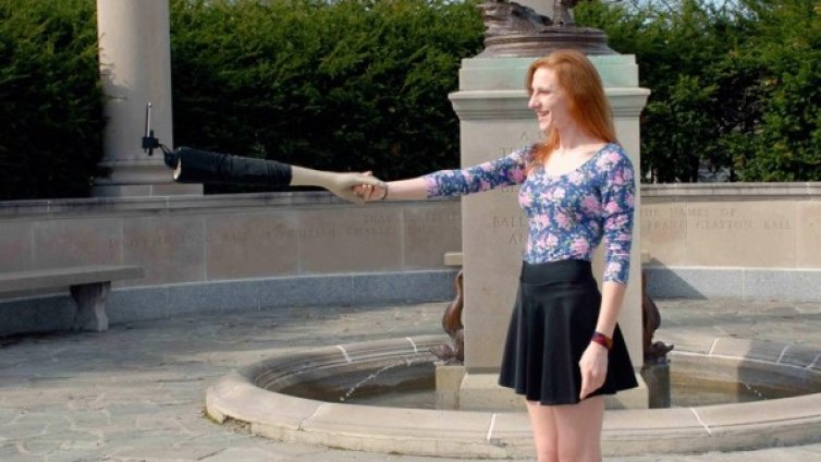 Фалшиво приятелство: Селфи ръка за самотни снимки