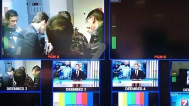 TV7 под полицейска обсада. Спират ли я?