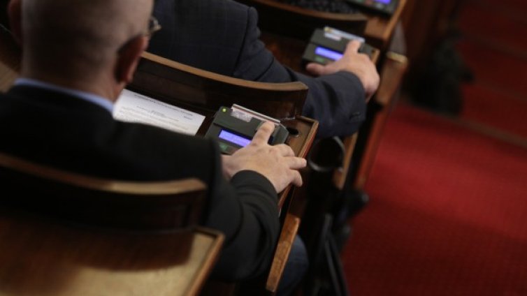 Парламентът поряза веригитe &ndash; взе им привилегии
