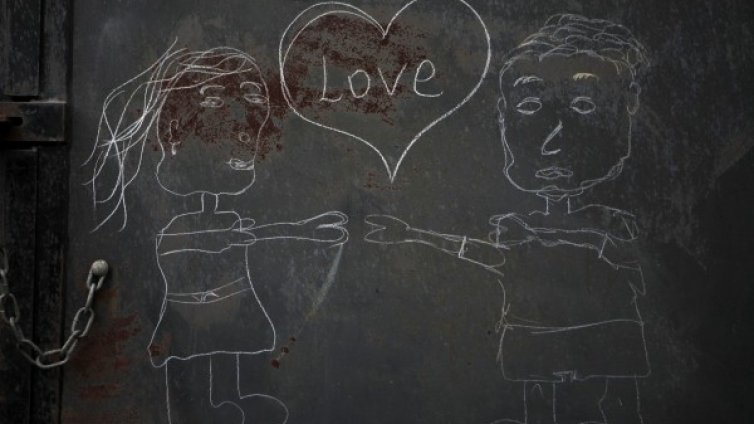 От любов: Момиче скочи от втория етаж на училище