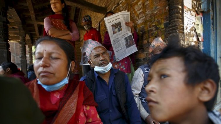 Новородено и сватба в руините на Непал