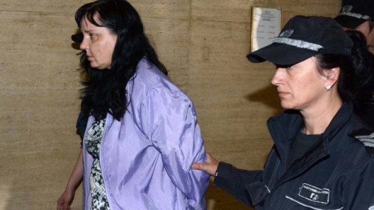 Майки на протест, искат доживот за акушерката