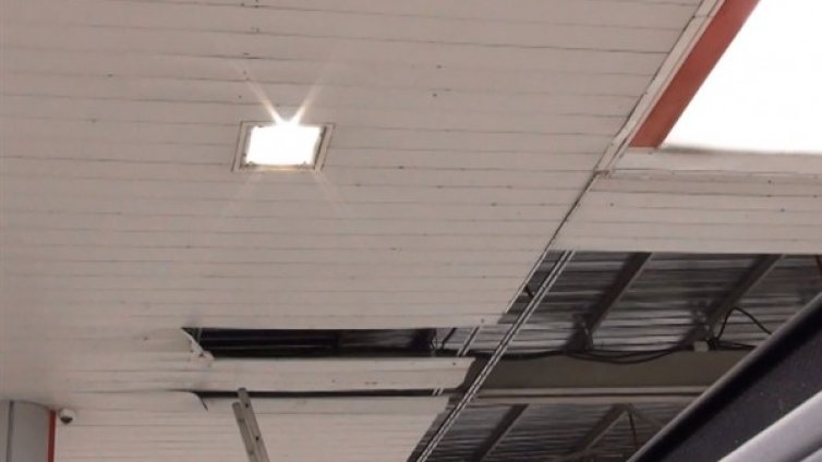 Бурята събори покрив на бензиностанция в Садово