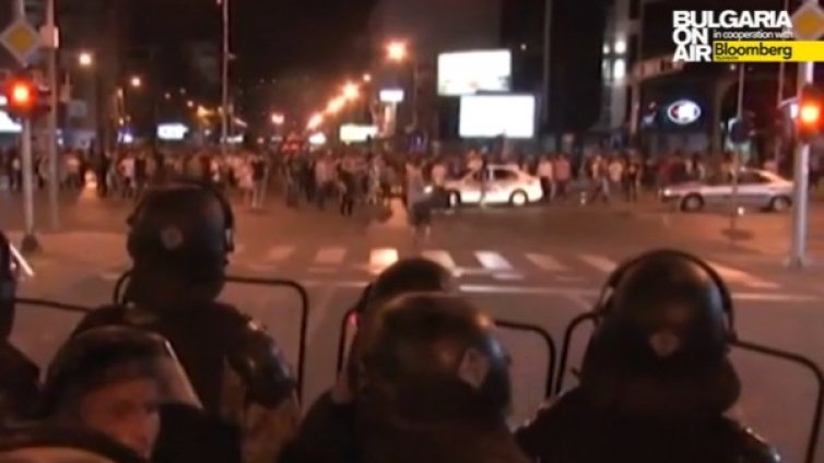 Трета нощ Македония е залята от протести