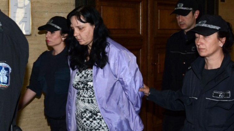 Битото от акушерка бебе излезе от болницата