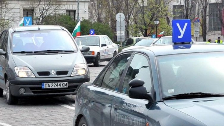 Московски недоумява: За 30 часа &ndash; книжка, малко е!