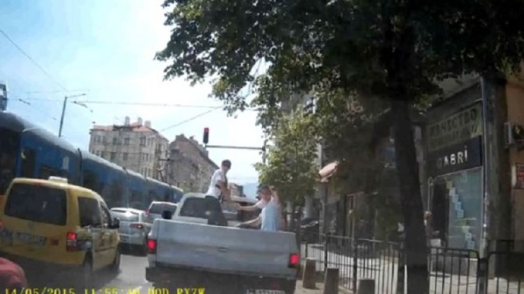 Зрелостници вият снаги в ремарке на пикап: 1, 2, 3, 4... 12