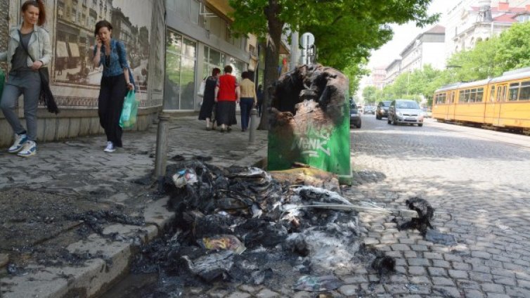 Лумнали контейнери вдигнаха на крак огнеборци