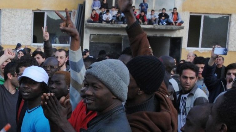 Няма да посрещаме бежанци от Македония 